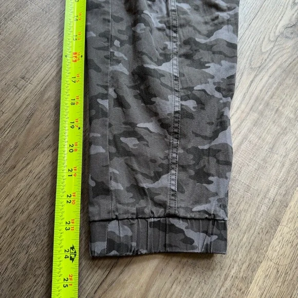 Banana Republic Gray Camouflage Cargo Joggers - Size Small - Picture 3 of 13